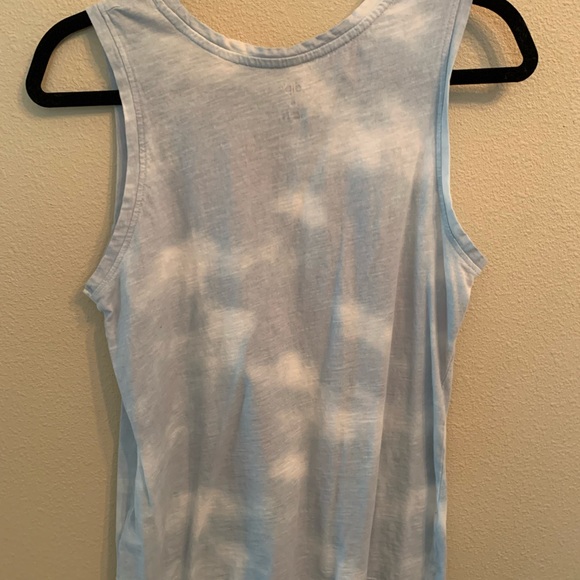Cute light blue and white tee - Picture 3 of 3